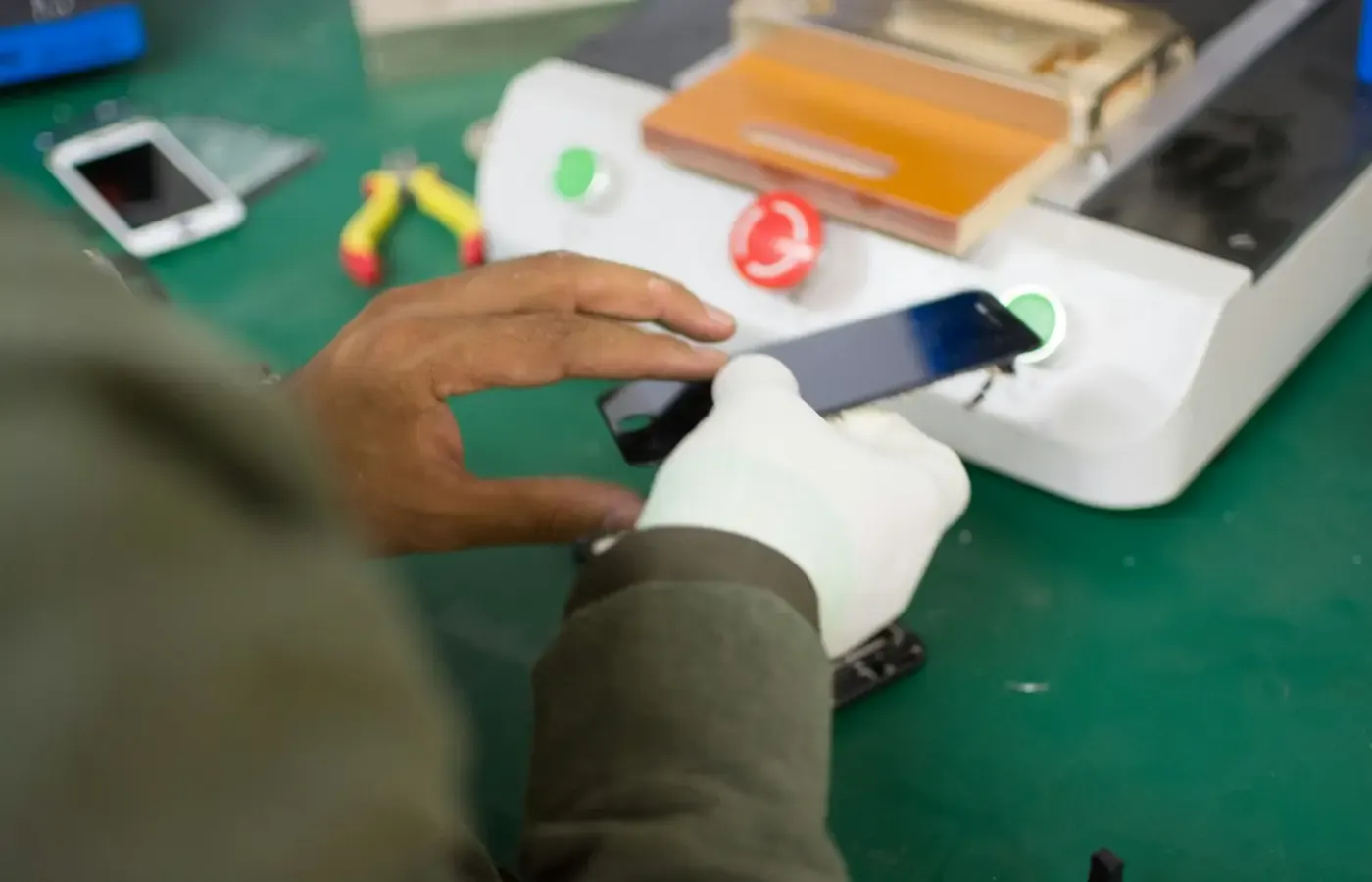 Refurbished smartphone inspection workbench