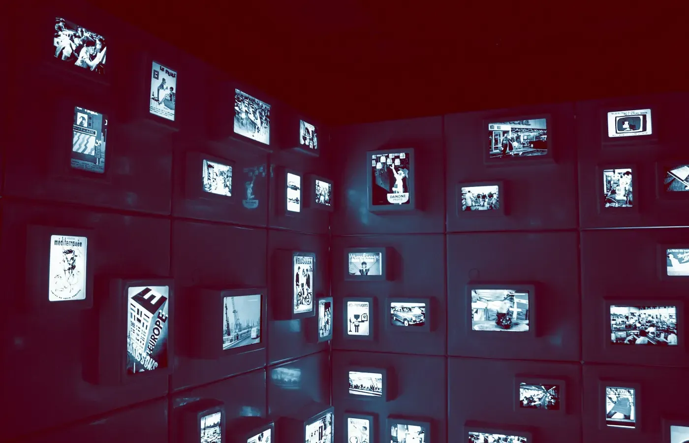 Organizing a digital photo archive