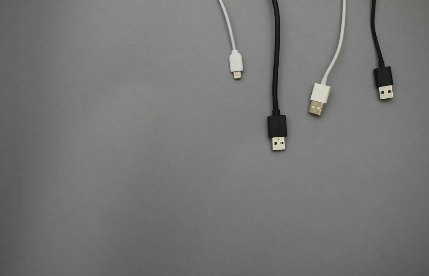 USB-C cables for connecting a laptop and monitor