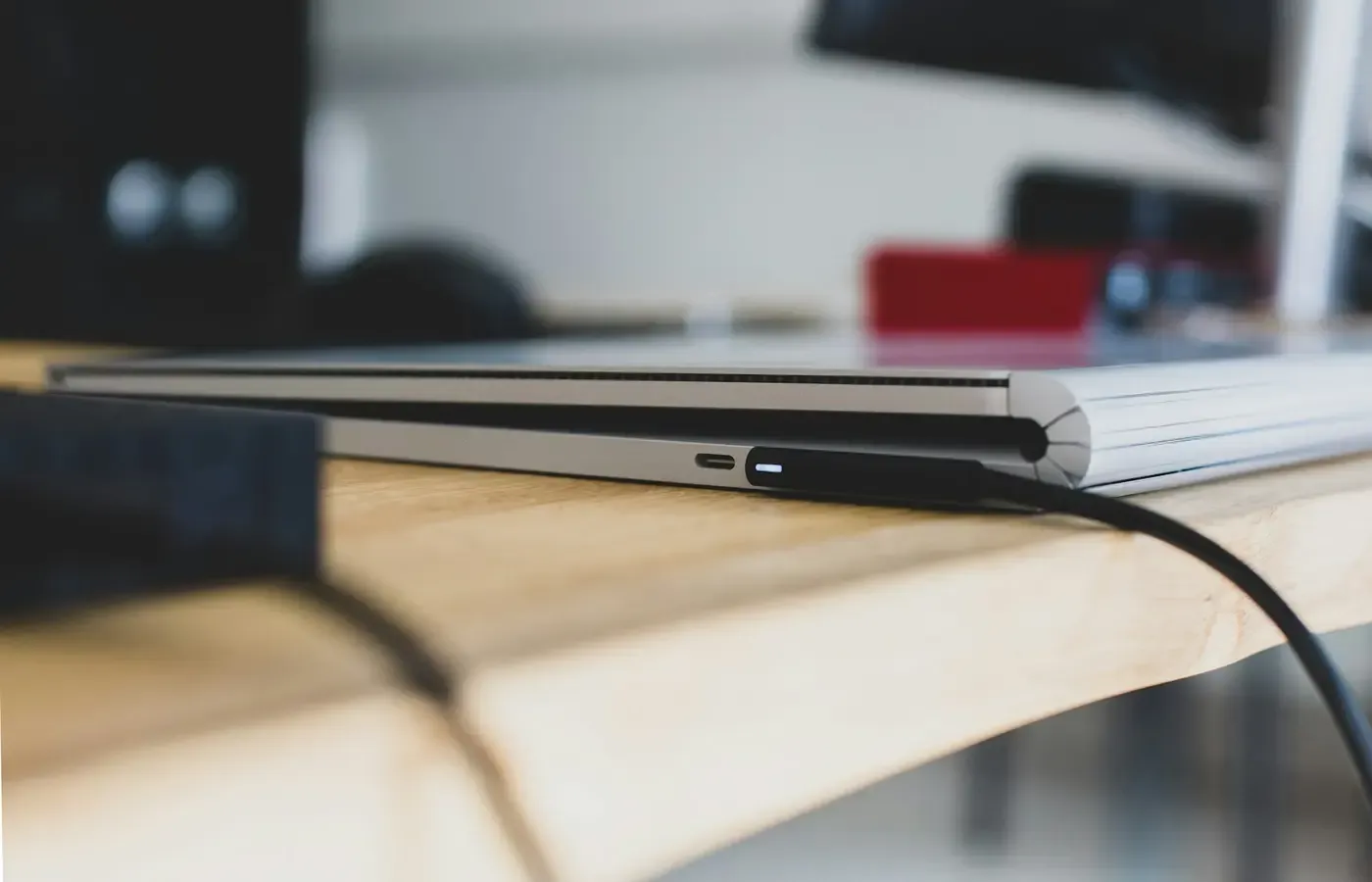 Laptop dock cable connection