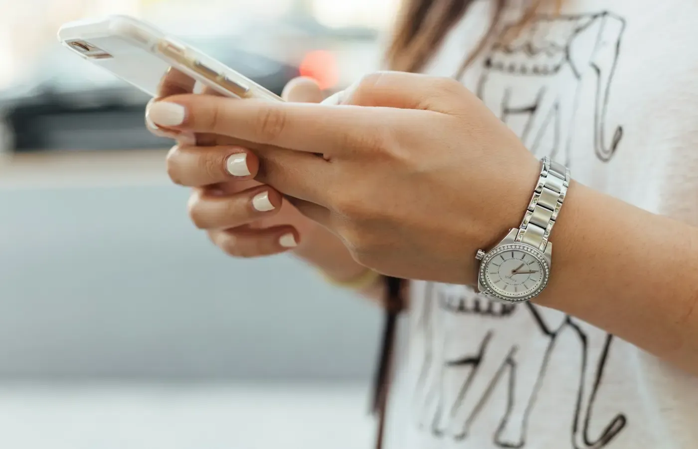 Smartwatch and disconnected phone screen